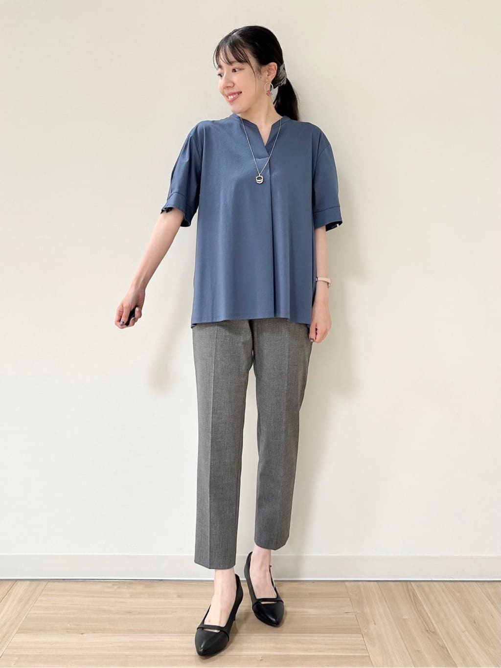 Momoさんの「Reflect｜【すっきり見え！長め丈／マシンウォッシュ可】スキッパーネックジャージトップス」を使ったコーディネート