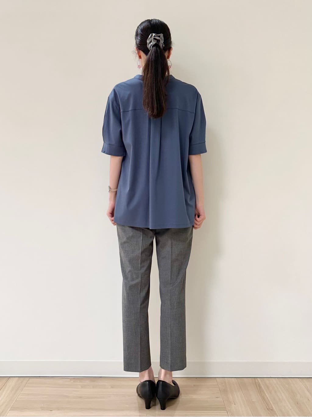 Momoさんの「Reflect｜【すっきり見え！長め丈／マシンウォッシュ可】スキッパーネックジャージトップス」を使ったコーディネート
