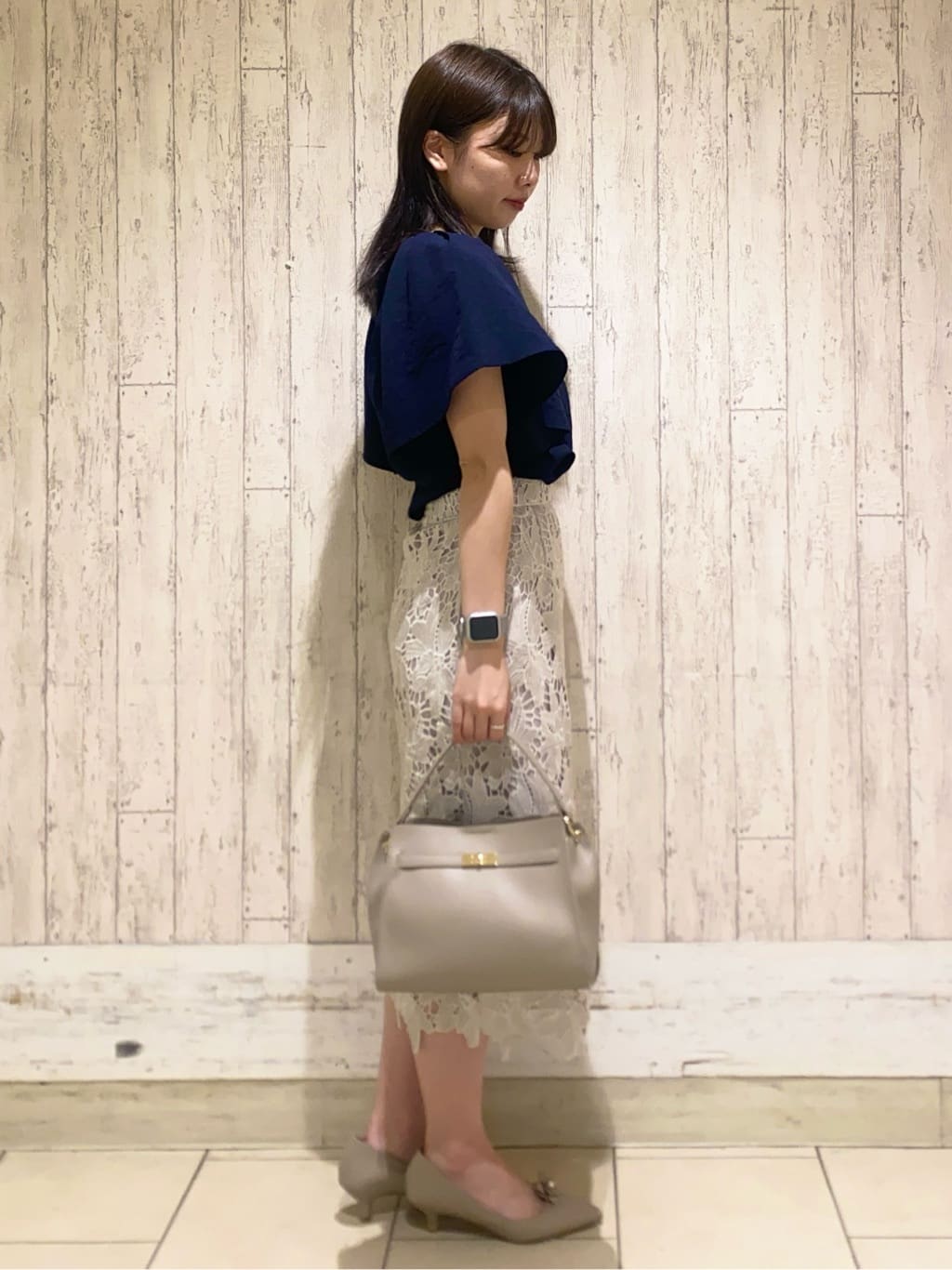 KARENさんの「index｜《7色展開／S-LLサイズ》フリルタックスリーブキーネックブラウス【吸水速乾／洗濯機可／イージーアイ」を使ったコーディネート