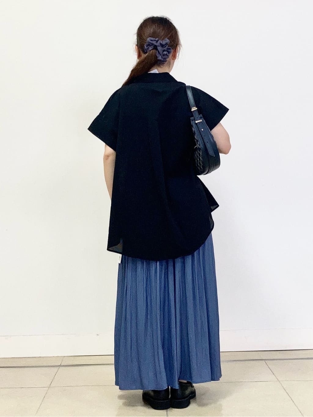 tomominさんの「Reflect｜【二の腕さりげなくカバー】シャツ衿オフボディブラウス」を使ったコーディネート