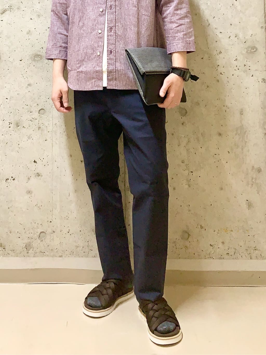 木村剛さんの「TAKEO KIKUCHI｜【全7サイズ&times;8色展開！】トップマルチヘリンボン パンツ」を使ったコーディネート