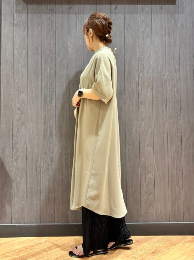 meiさんの「SHOO･LA･RUE｜【S-LL/洗濯後しわになりにくい/体型カバー】後ろ姿もサマになる バックレースアップチュニック」を使ったコーディネート