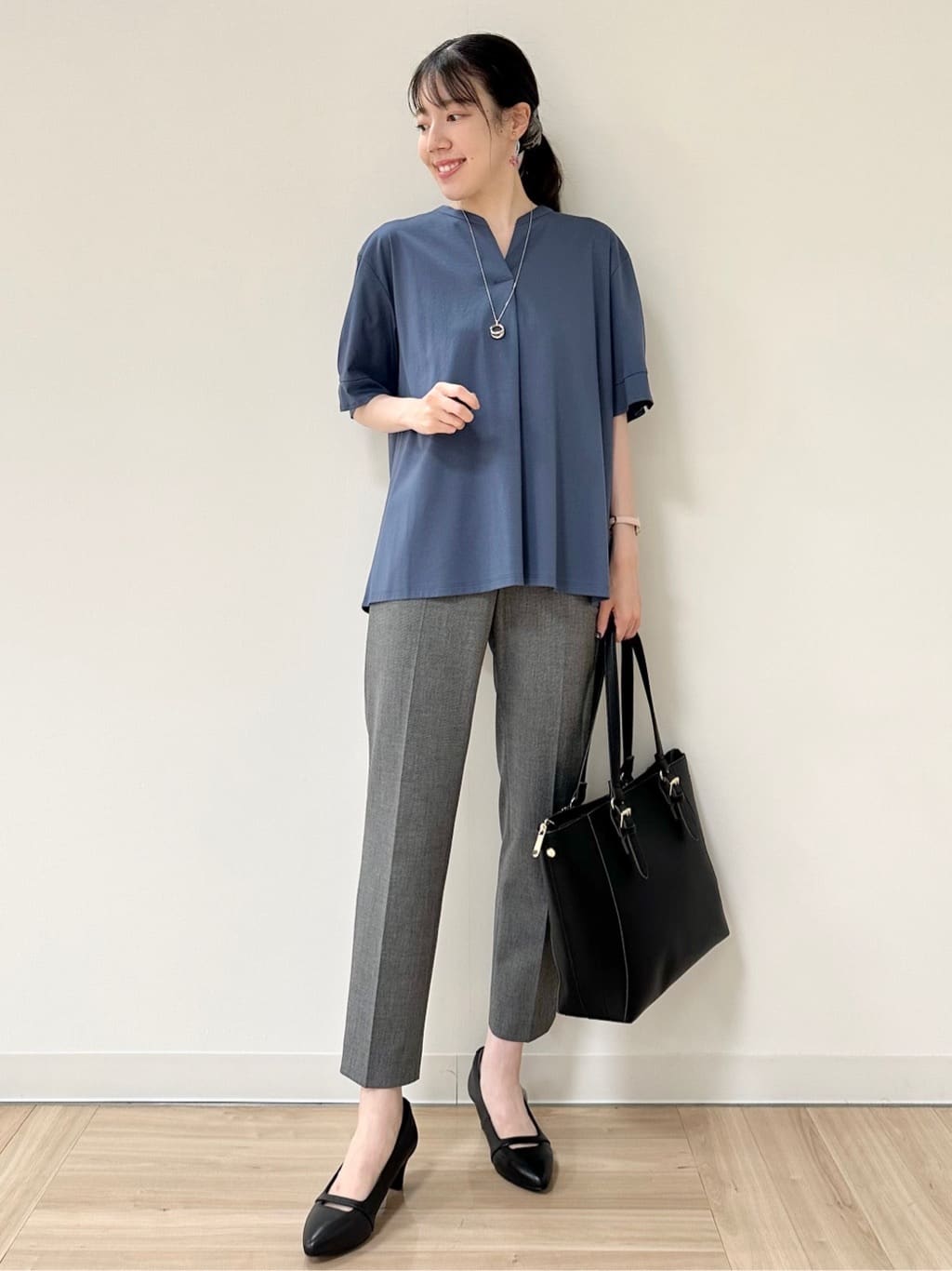 Momoさんの「Reflect｜【すっきり見え！長め丈／マシンウォッシュ可】スキッパーネックジャージトップス」を使ったコーディネート