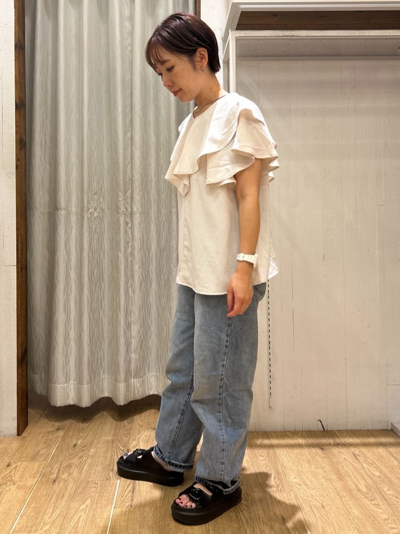 ga_riさんの「THE SHOP TK｜【ONOFF活躍】フリルデザインブラウス/セットアップ可」を使ったコーディネート