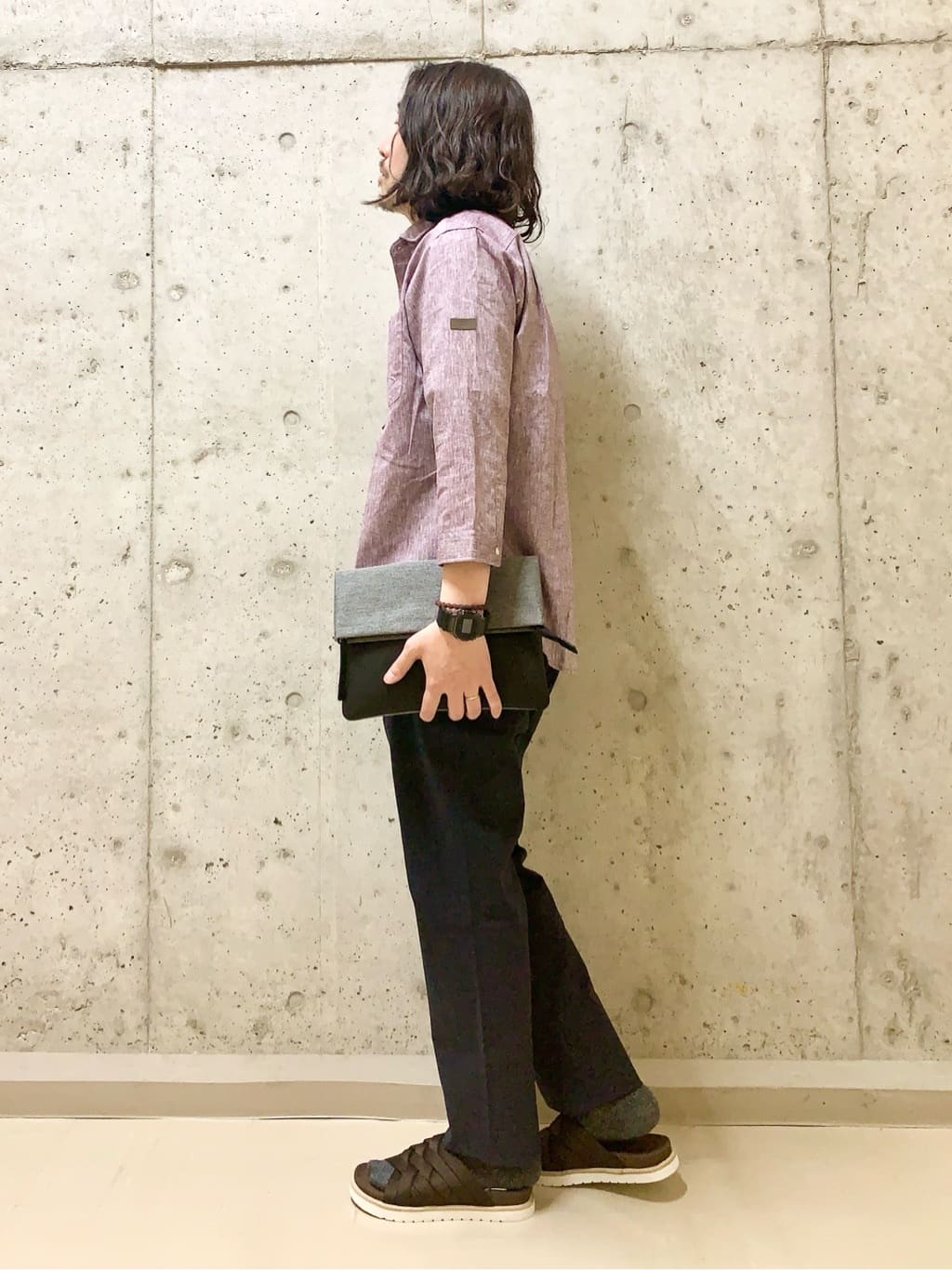 木村剛さんの「TAKEO KIKUCHI｜【全7サイズ&times;8色展開！】トップマルチヘリンボン パンツ」を使ったコーディネート