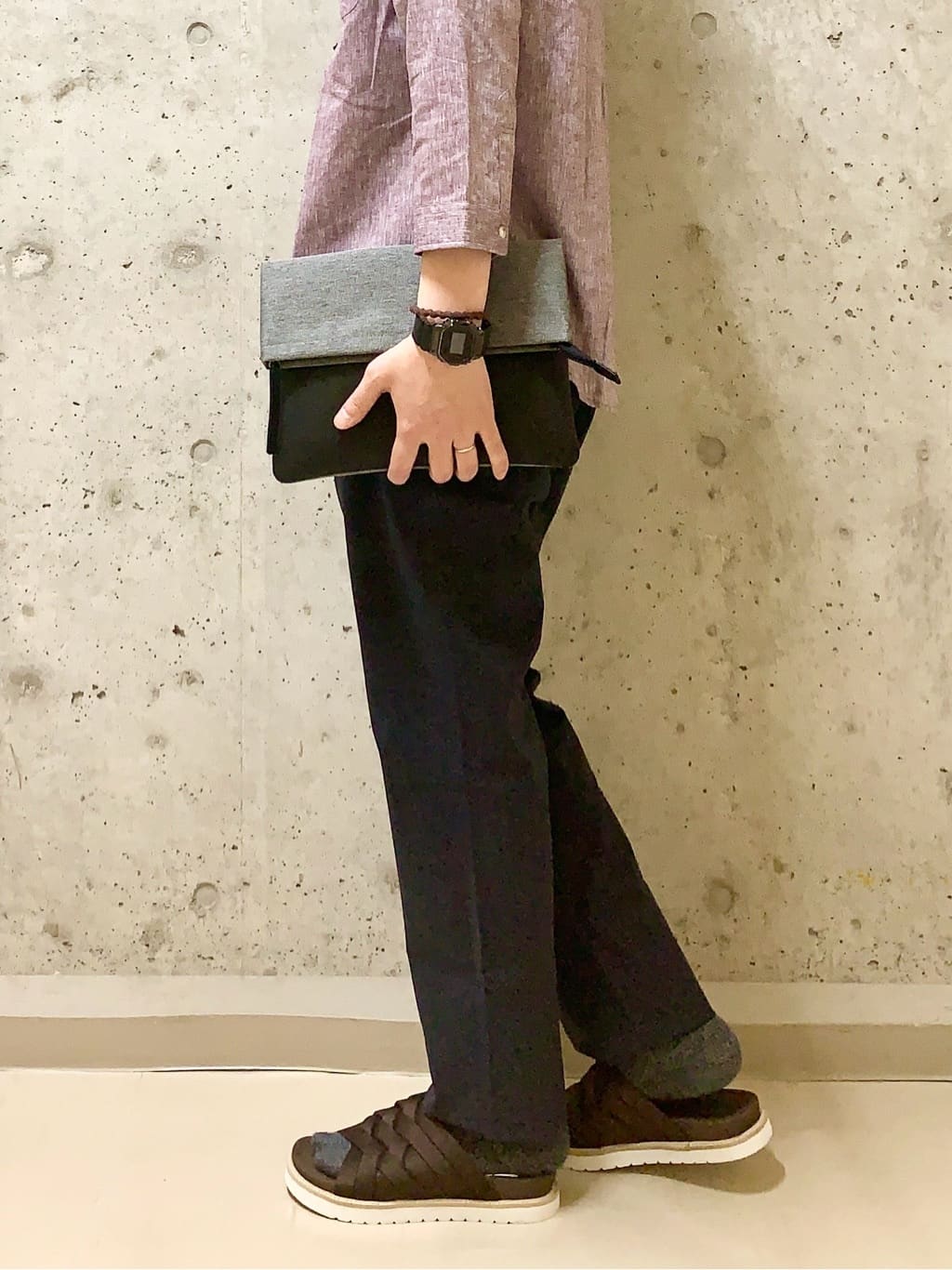 木村剛さんの「TAKEO KIKUCHI｜【全7サイズ&times;8色展開！】トップマルチヘリンボン パンツ」を使ったコーディネート