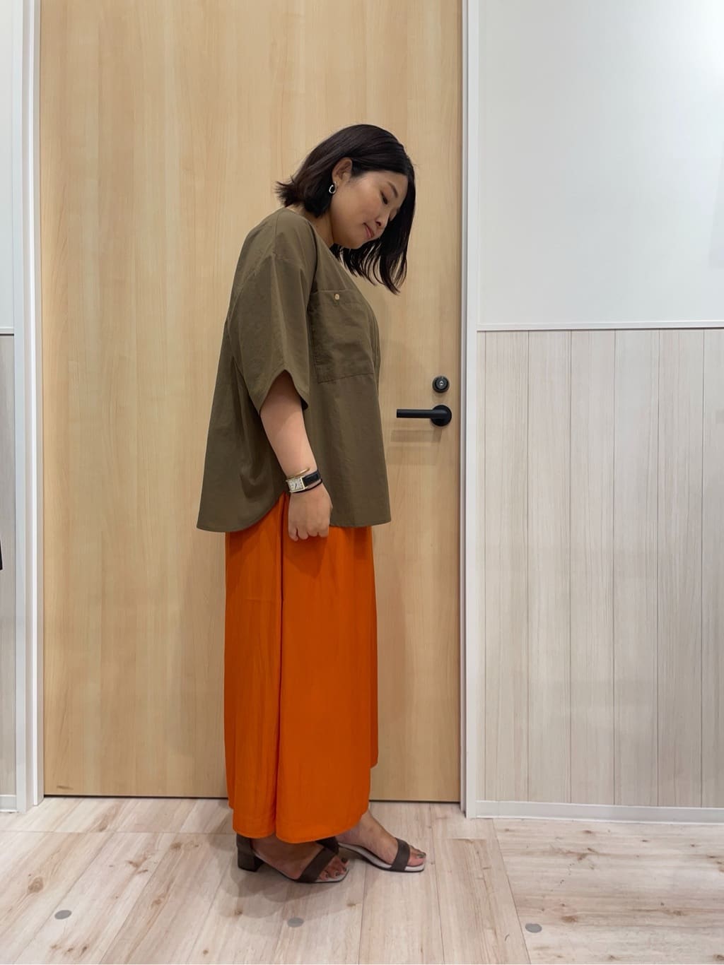 すーさんの「SHOO･LA･RUE｜【S-LL/裏地ひんやり】スカート見えで上品に マットサテンスカーチョ」を使ったコーディネート