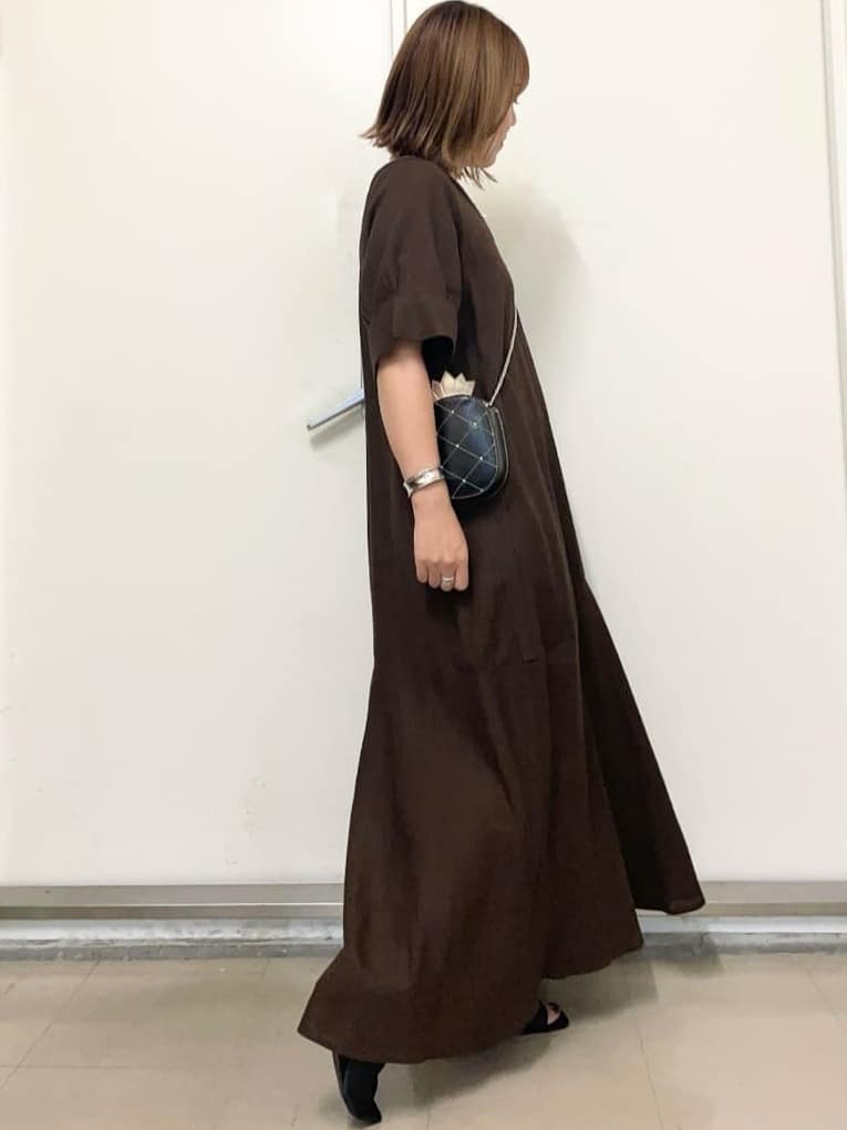 emiさんの「OPAQUE.CLIP｜レーヨン麻キーネックワンピース【洗える】」を使ったコーディネート