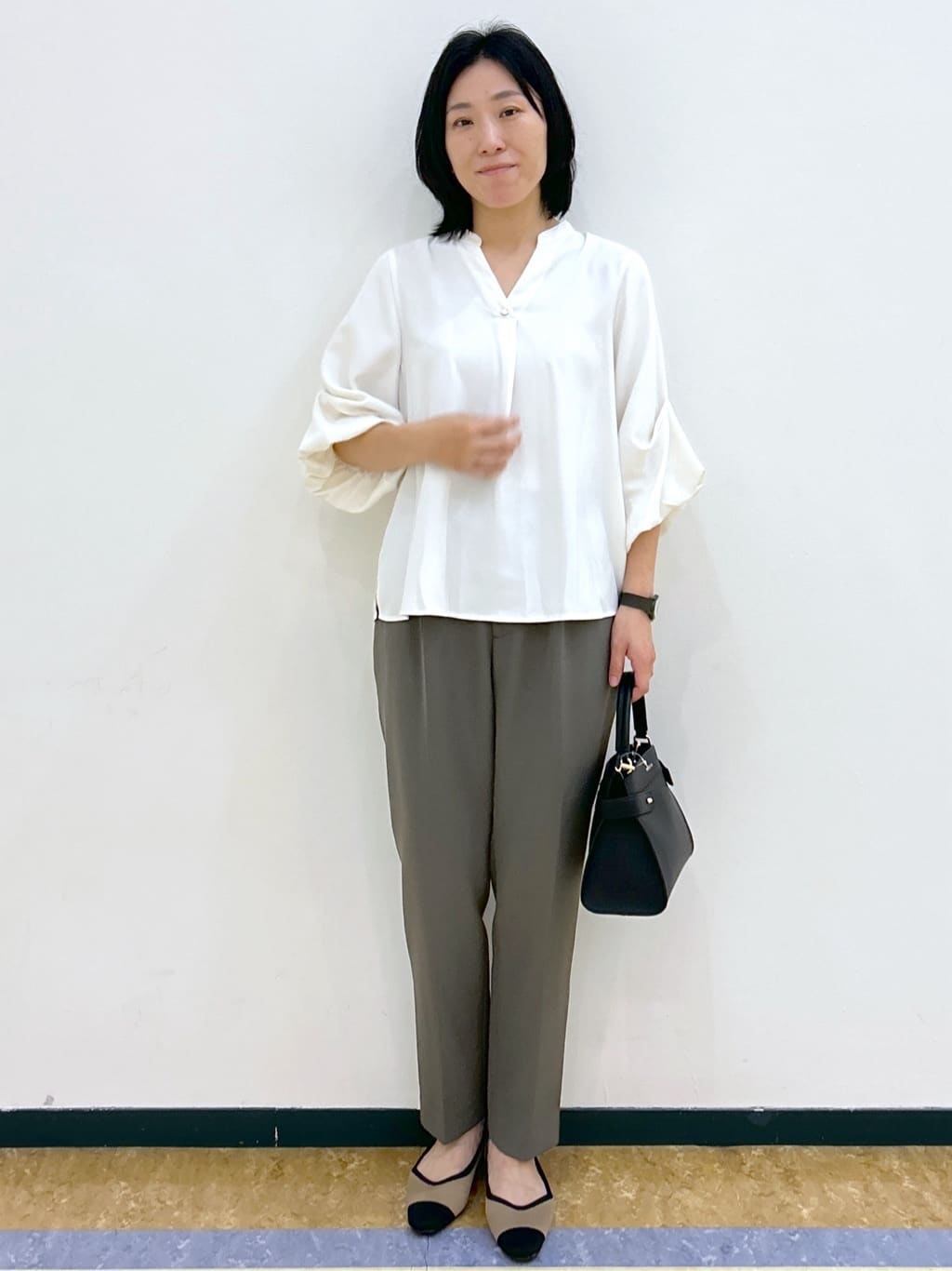 su.さんの「index｜スキッパーバルーンスリーブブラウス【洗濯機洗い可／イージーアイロン】」を使ったコーディネート