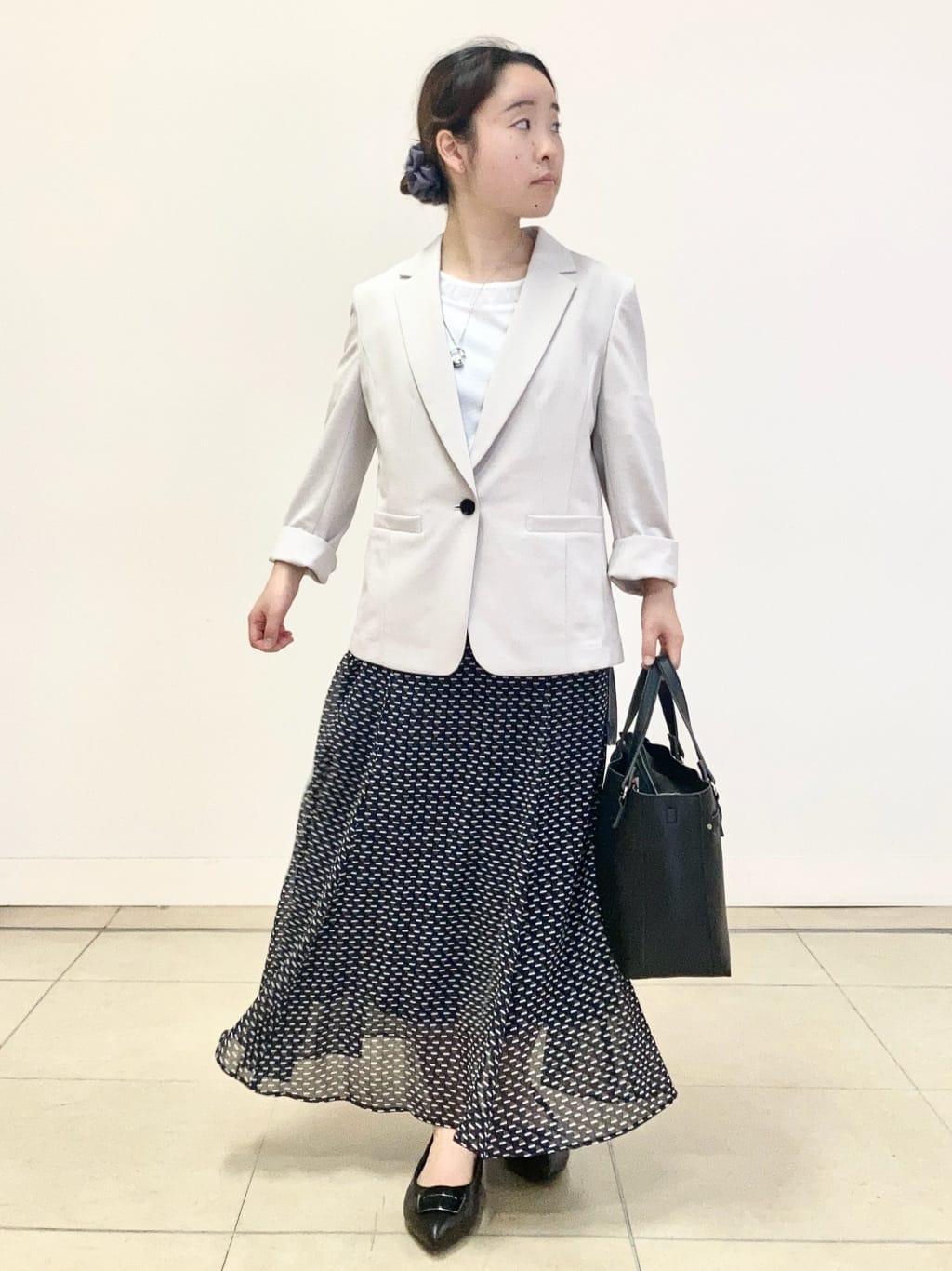 tomominさんの「Reflect｜【WEB先行カラーあり／マシンウォッシュ可／ウエスト総ゴム】コツキ幾何柄ロングスカート」を使ったコーディネート