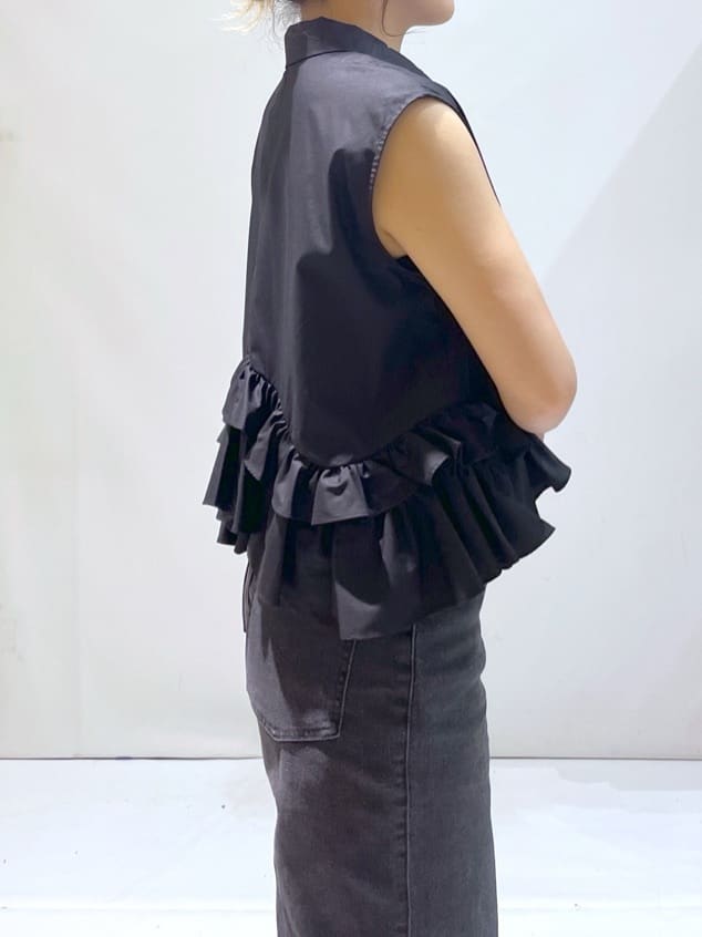 manaさんの「OPAQUE.CLIP｜《Can Cam掲載》裾ラッフルフリルシャツ【洗濯機洗い可】」を使ったコーディネート