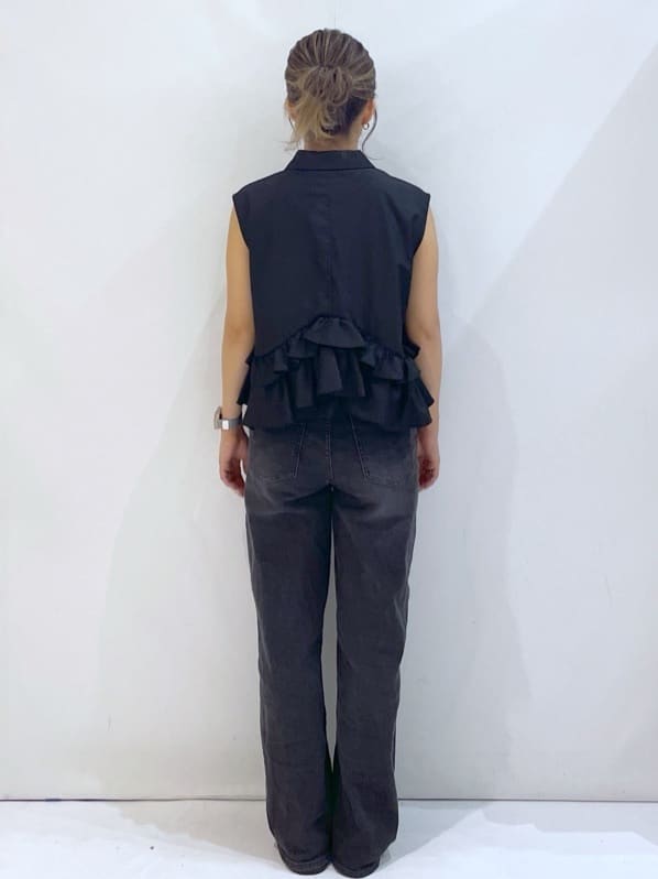 manaさんの「OPAQUE.CLIP｜《Can Cam掲載》裾ラッフルフリルシャツ【洗濯機洗い可】」を使ったコーディネート