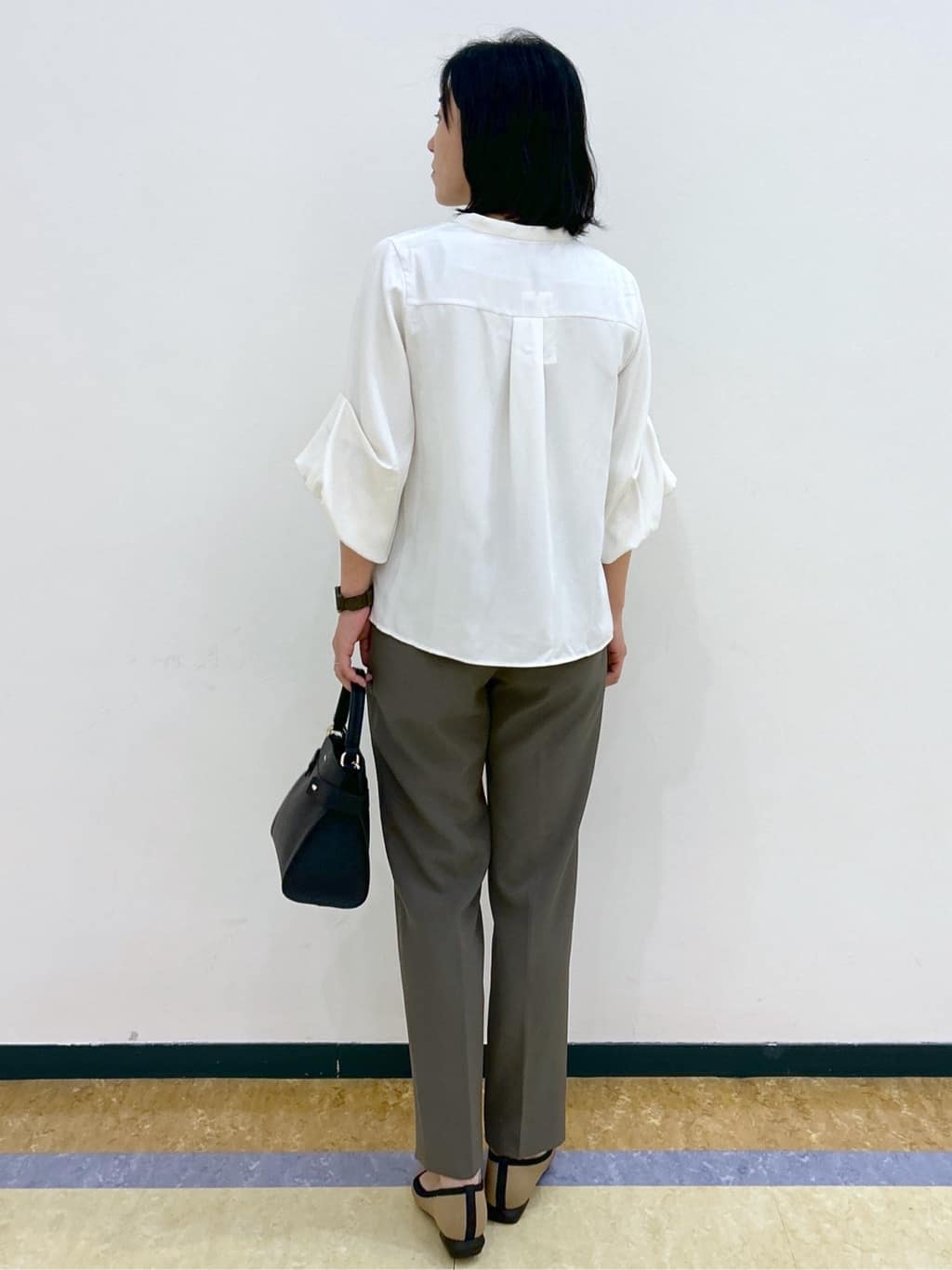 su.さんの「index｜スキッパーバルーンスリーブブラウス【洗濯機洗い可／イージーアイロン】」を使ったコーディネート