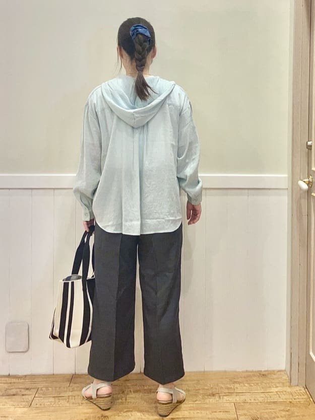 FUJIさんの「SHOO･LA･RUE｜【洗濯機可】サッと羽織れる シアーフードシャツ」を使ったコーディネート