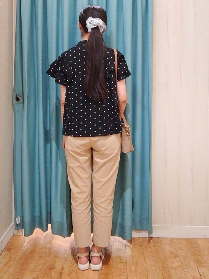 hanaさんの「SHOO･LA･RUE｜【無地/ドット柄】お袖フリルが華やぐ きれいめブラウス」を使ったコーディネート