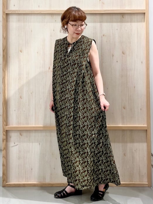 nakoさんの「THE SHOP TK｜ショルダータックワンピース【洗える】」を使ったコーディネート