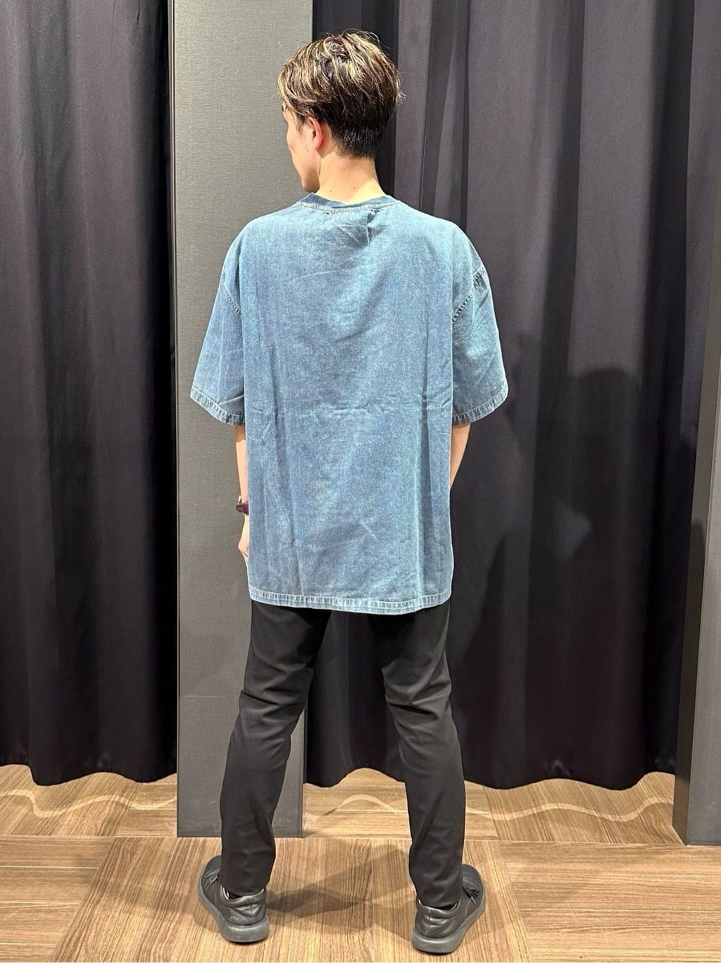 tomoyaさんの「THE SHOP TK｜ライトデニム半袖Tシャツ【洗濯機OK】」を使ったコーディネート
