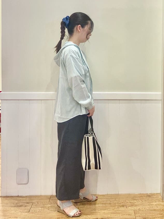 FUJIさんの「SHOO･LA･RUE｜【洗濯機可】サッと羽織れる シアーフードシャツ」を使ったコーディネート