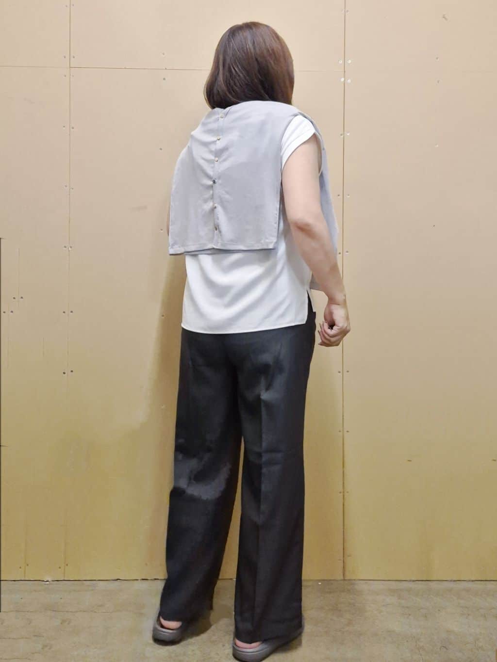 ひさえさんの「THE SHOP TK｜シアーフライスVカーデ」を使ったコーディネート