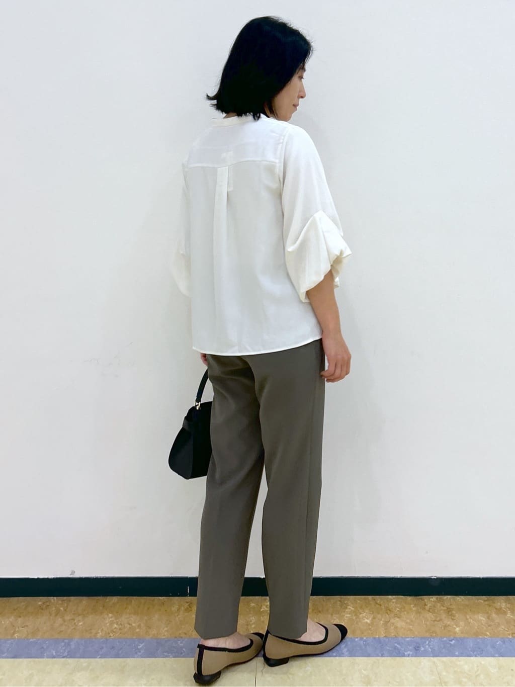 su.さんの「index｜スキッパーバルーンスリーブブラウス【洗濯機洗い可／イージーアイロン】」を使ったコーディネート