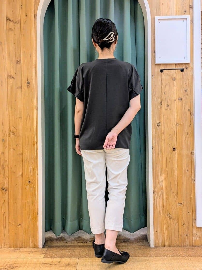ショーコラさんの「SHOO･LA･RUE｜【S-LL/セットアップ可/ひんやり】きちんと見えで上品 お袖タック スキッパーブラウス」を使ったコーディネート