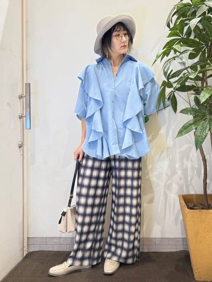 misakiさんの「SHOO･LA･RUE｜【洗える/S-LL】大きめのフリルが印象的 デザインブラウス」を使ったコーディネート