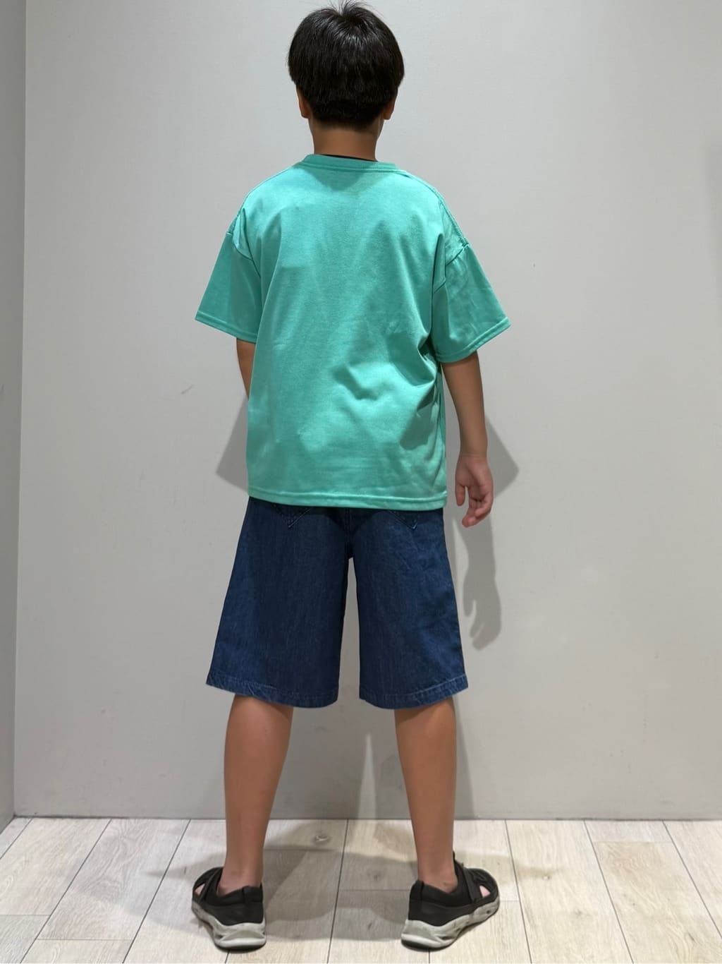 kuboさんの「THE SHOP TK｜【110－160】カレッジTシャツ/パパとおそろい」を使ったコーディネート