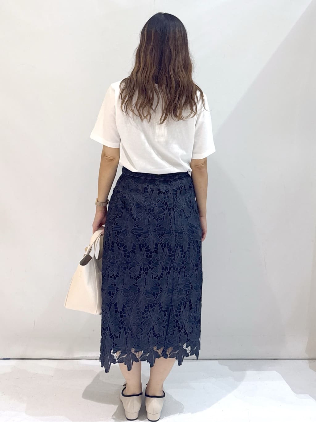 hirokoさんの「OPAQUE.CLIP｜スパンコール刺繍ロゴTシャツ【洗濯機洗い可／接触冷感／UVケア】」を使ったコーディネート
