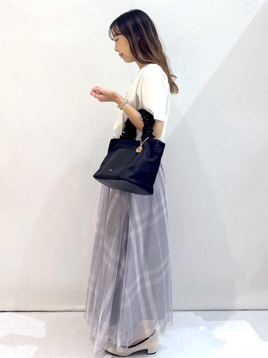 hirokoさんの「OPAQUE.CLIP｜スパンコール刺繍ロゴTシャツ【洗濯機洗い可／接触冷感／UVケア】」を使ったコーディネート
