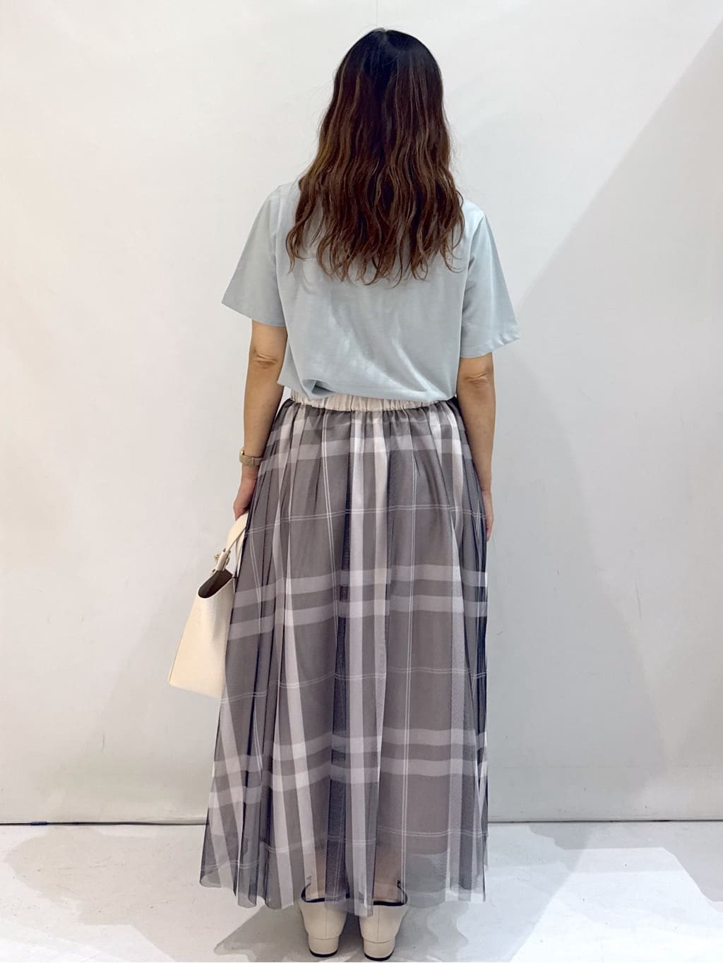 hirokoさんの「OPAQUE.CLIP｜スパンコール刺繍ロゴTシャツ【洗濯機洗い可／接触冷感／UVケア】」を使ったコーディネート