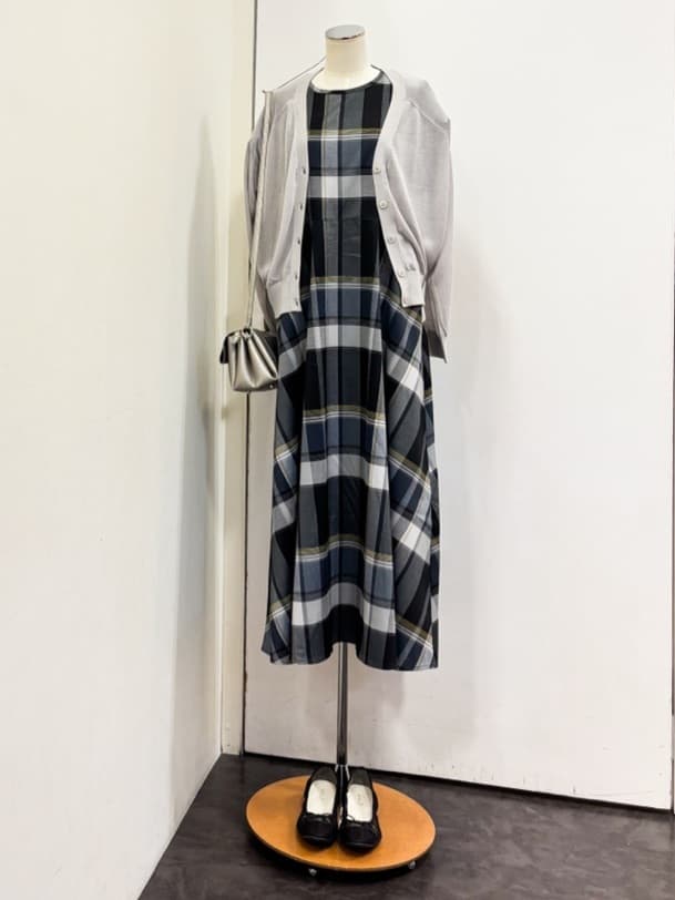 yukariさんの「grove｜さっと二の腕カバー　大人な抜け感シアーラグランVネックカーデ」を使ったコーディネート