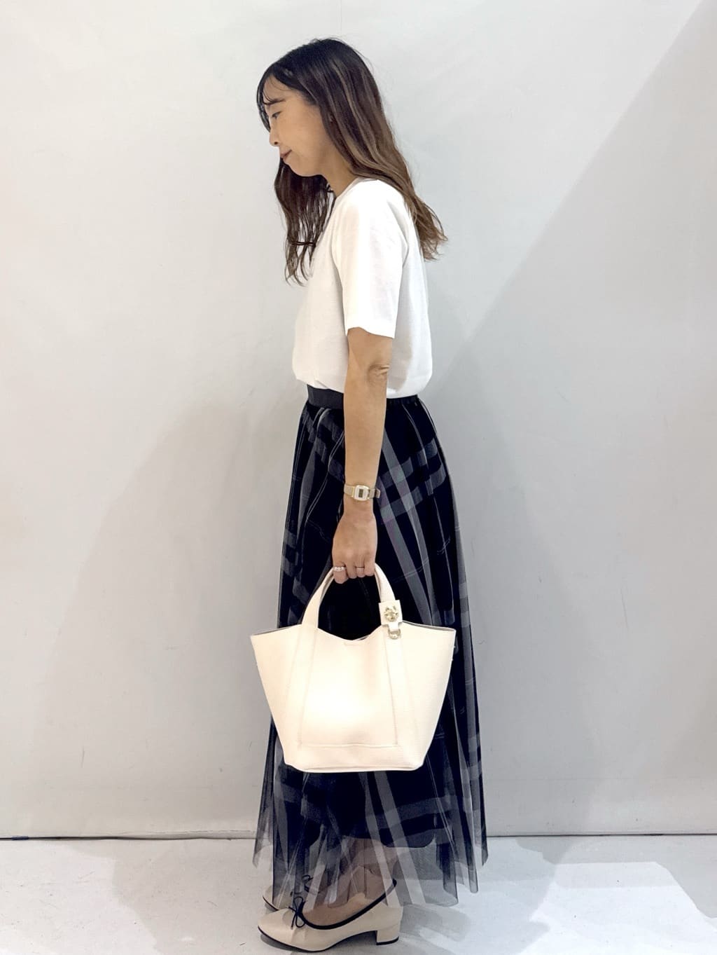 hirokoさんの「OPAQUE.CLIP｜スパンコール刺繍ロゴTシャツ【洗濯機洗い可／接触冷感／UVケア】」を使ったコーディネート