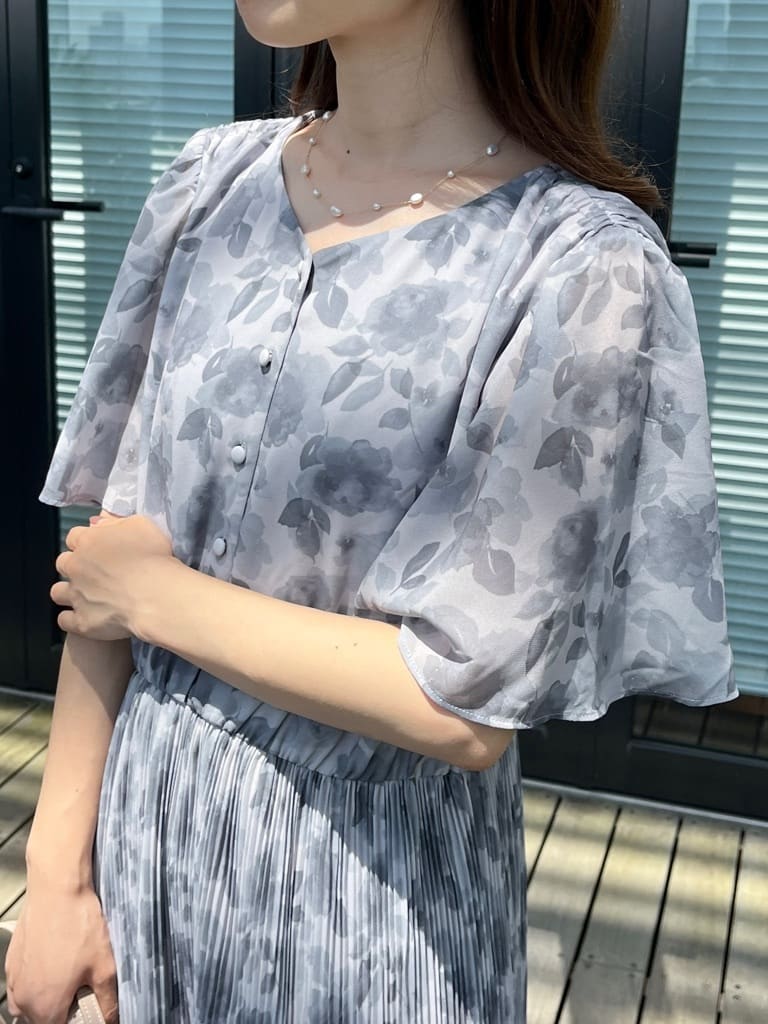 はばさんの「Couture brooch｜【二の腕カバー・楽ちん・通勤】シフォンプリーツワンピース」を使ったコーディネート