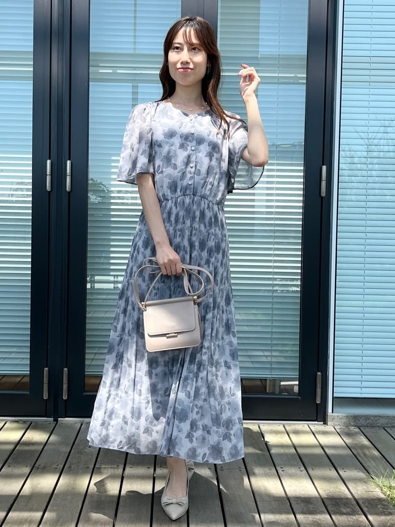 はばさんの「Couture brooch｜【二の腕カバー・楽ちん・通勤】シフォンプリーツワンピース」を使ったコーディネート