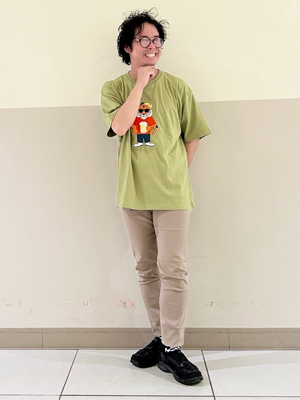 KENJI Iさんの「THE SHOP TK｜プレミアムスキニーパンツ ストレッチ+ 接触冷感／洗濯機OK」を使ったコーディネート