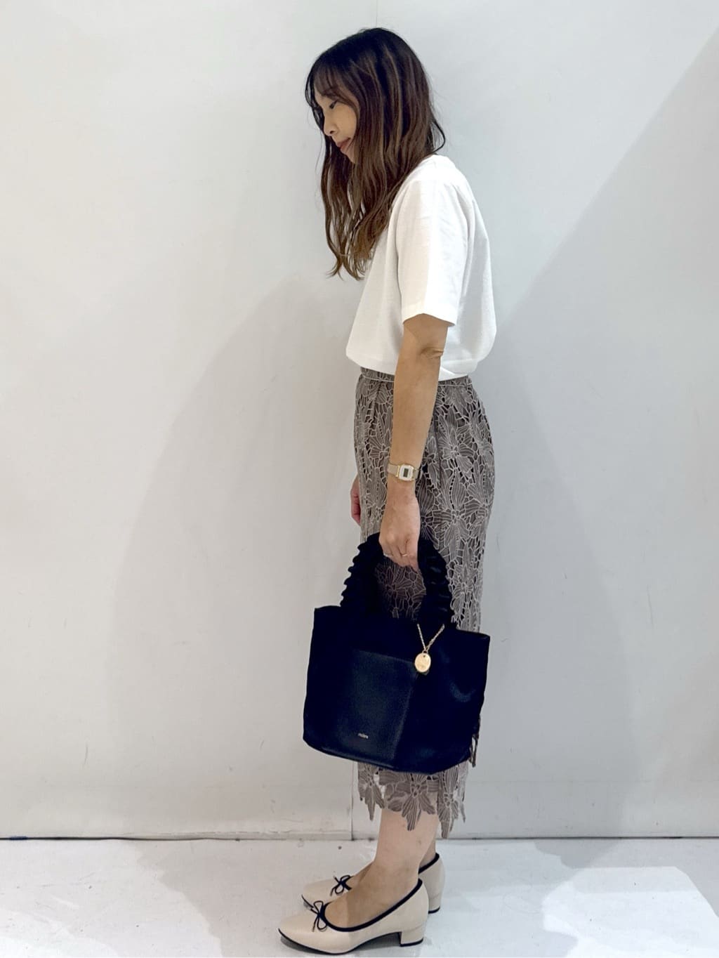 hirokoさんの「OPAQUE.CLIP｜スパンコール刺繍ロゴTシャツ【洗濯機洗い可／接触冷感／UVケア】」を使ったコーディネート