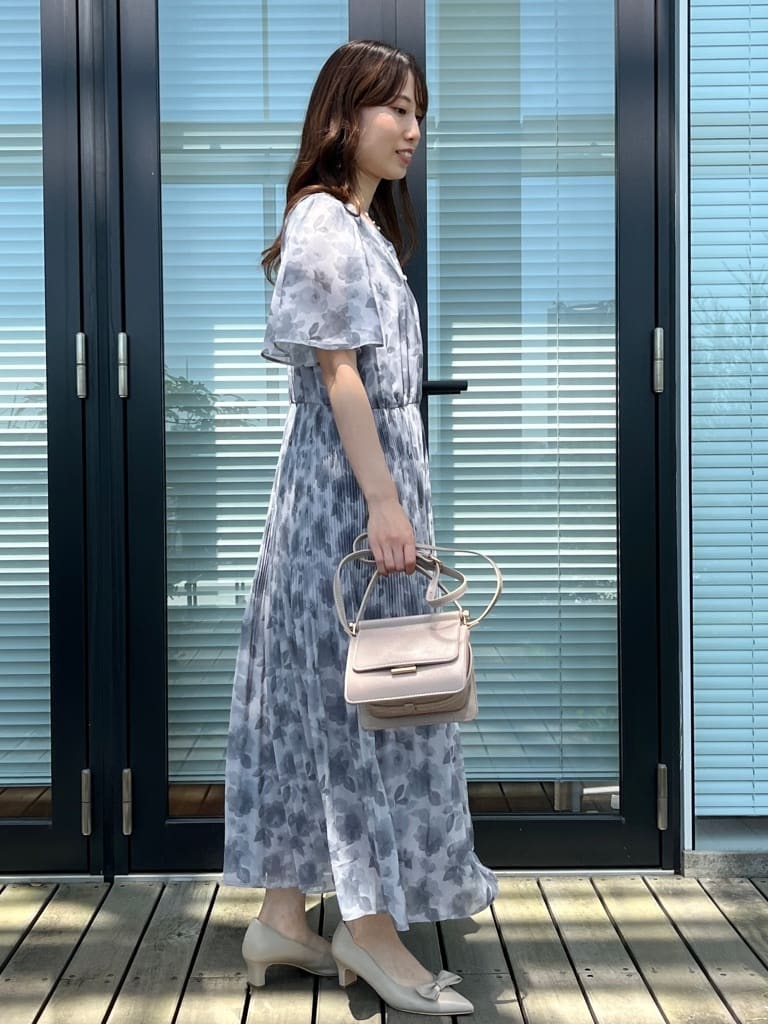 はばさんの「Couture brooch｜【二の腕カバー・楽ちん・通勤】シフォンプリーツワンピース」を使ったコーディネート