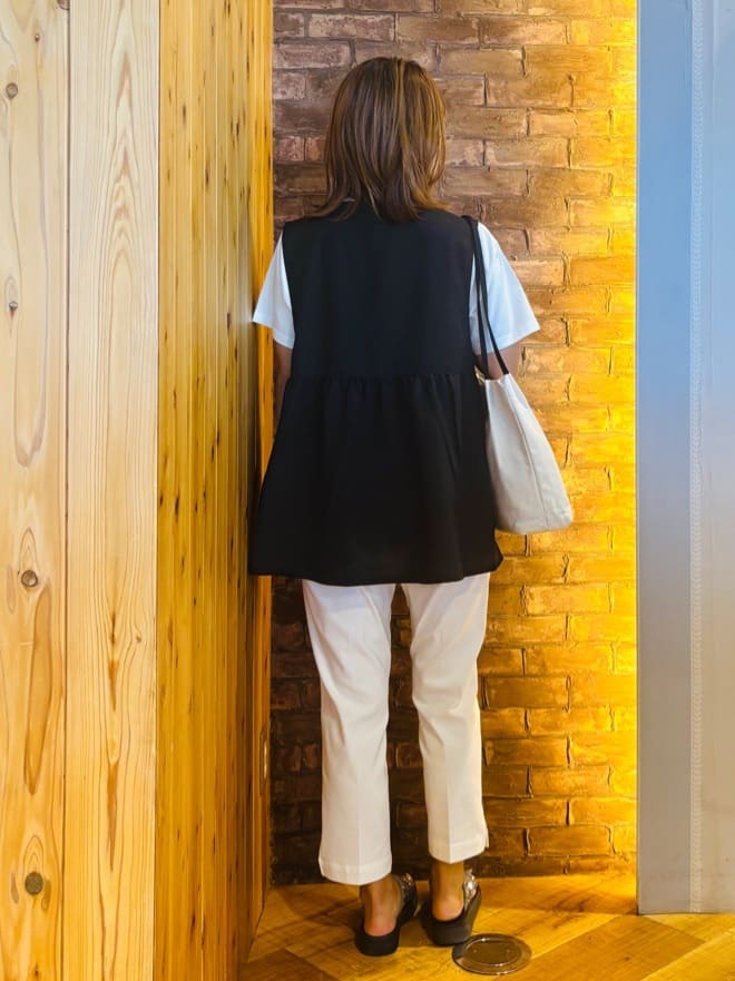 mieさんの「SHOO･LA･RUE｜【セットアップ可】さらりと軽やかに ダブルジップ麻調ジレ」を使ったコーディネート