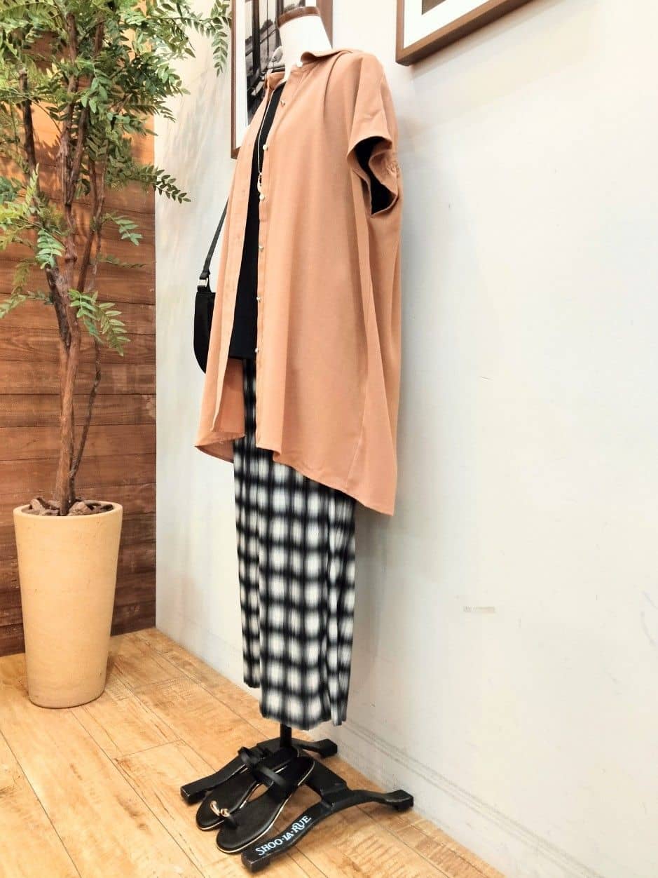 うっちーさんの「SHOO･LA･RUE｜【S-LL/体型カバー】さらりとしたタッチが心地よい バックギャザーブラウス」を使ったコーディネート