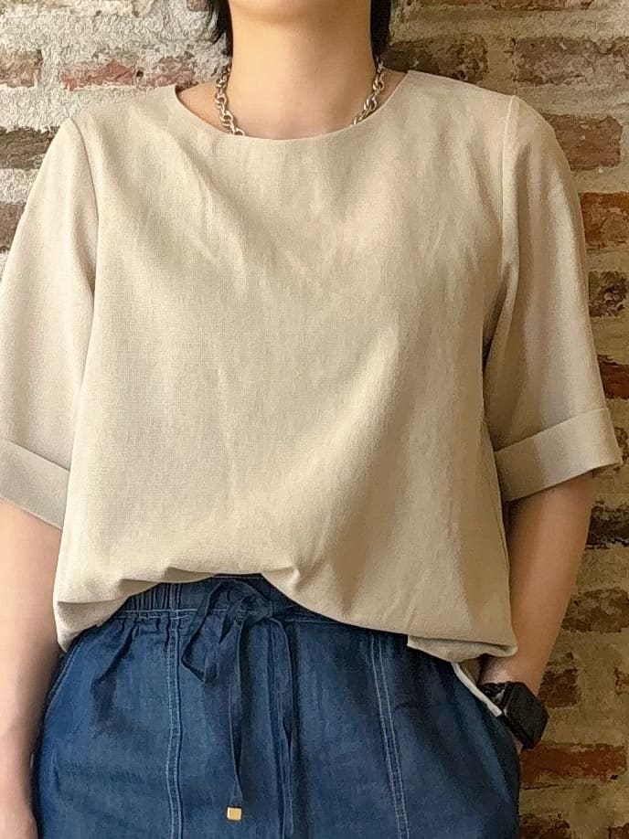 しばさんの「THE SHOP TK｜麻調メッシュブラウス【二の腕カバー/洗える】」を使ったコーディネート