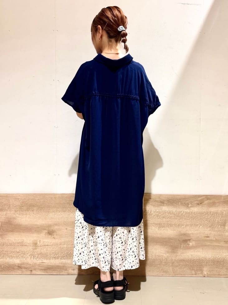 すずさんの「SHOO･LA･RUE｜【S-LL/体型カバー】さらりとしたタッチが心地よい バックギャザーブラウス」を使ったコーディネート