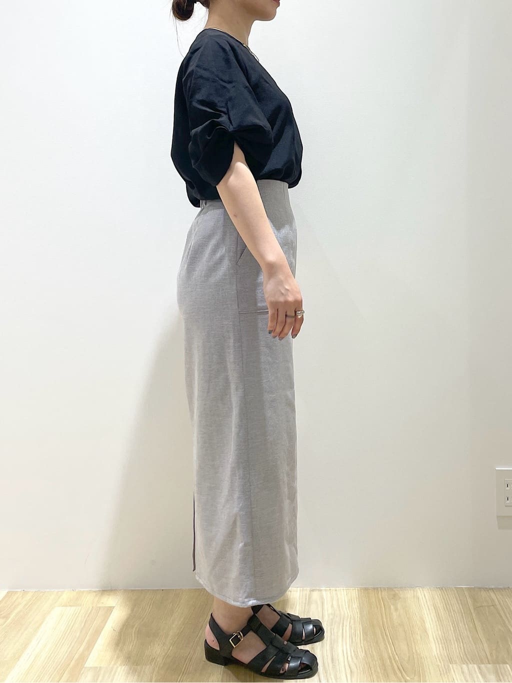 いなさんの「OPAQUE.CLIP｜《美人百花掲載》ストレッチリネンライクタイトスカート【洗濯機洗い可】」を使ったコーディネート