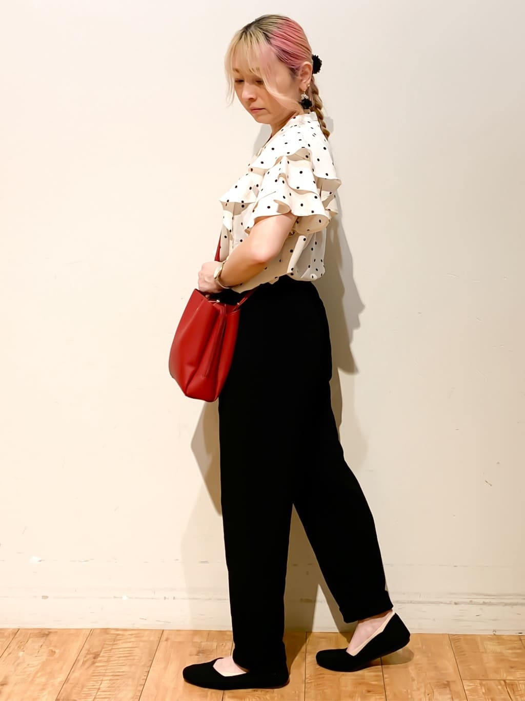MEGさんの「SHOO･LA･RUE｜【無地/ドット柄】お袖フリルが華やぐ きれいめブラウス」を使ったコーディネート