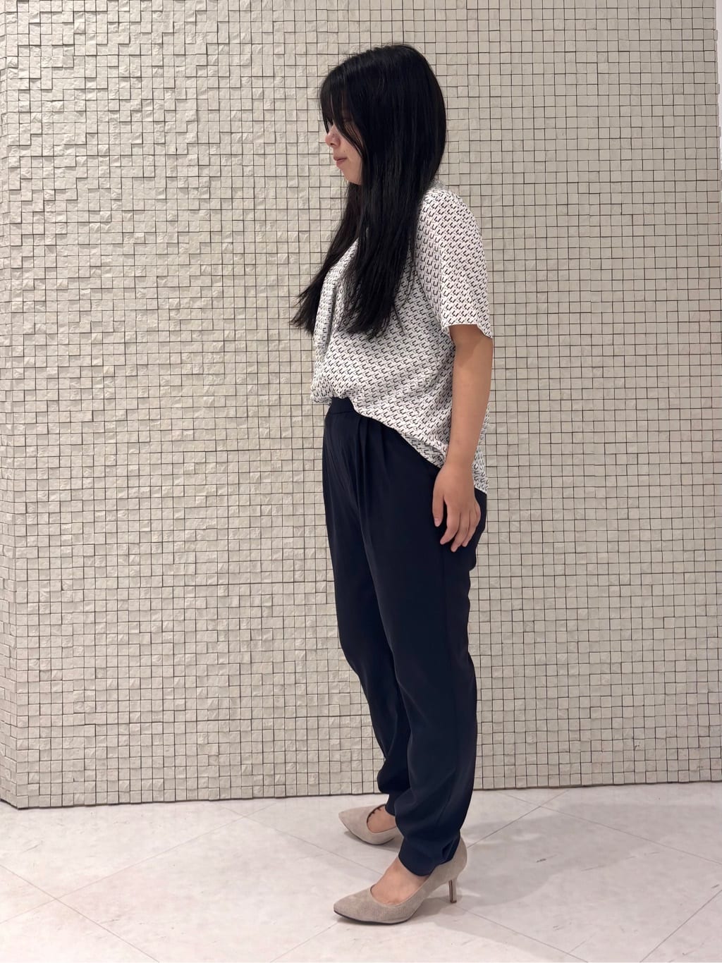 MEGUMIさんの「INDIVI｜【パンツ人気1位／褒められパンツ／洗える】ウエストゴムタックテーパードパンツ」を使ったコーディネート