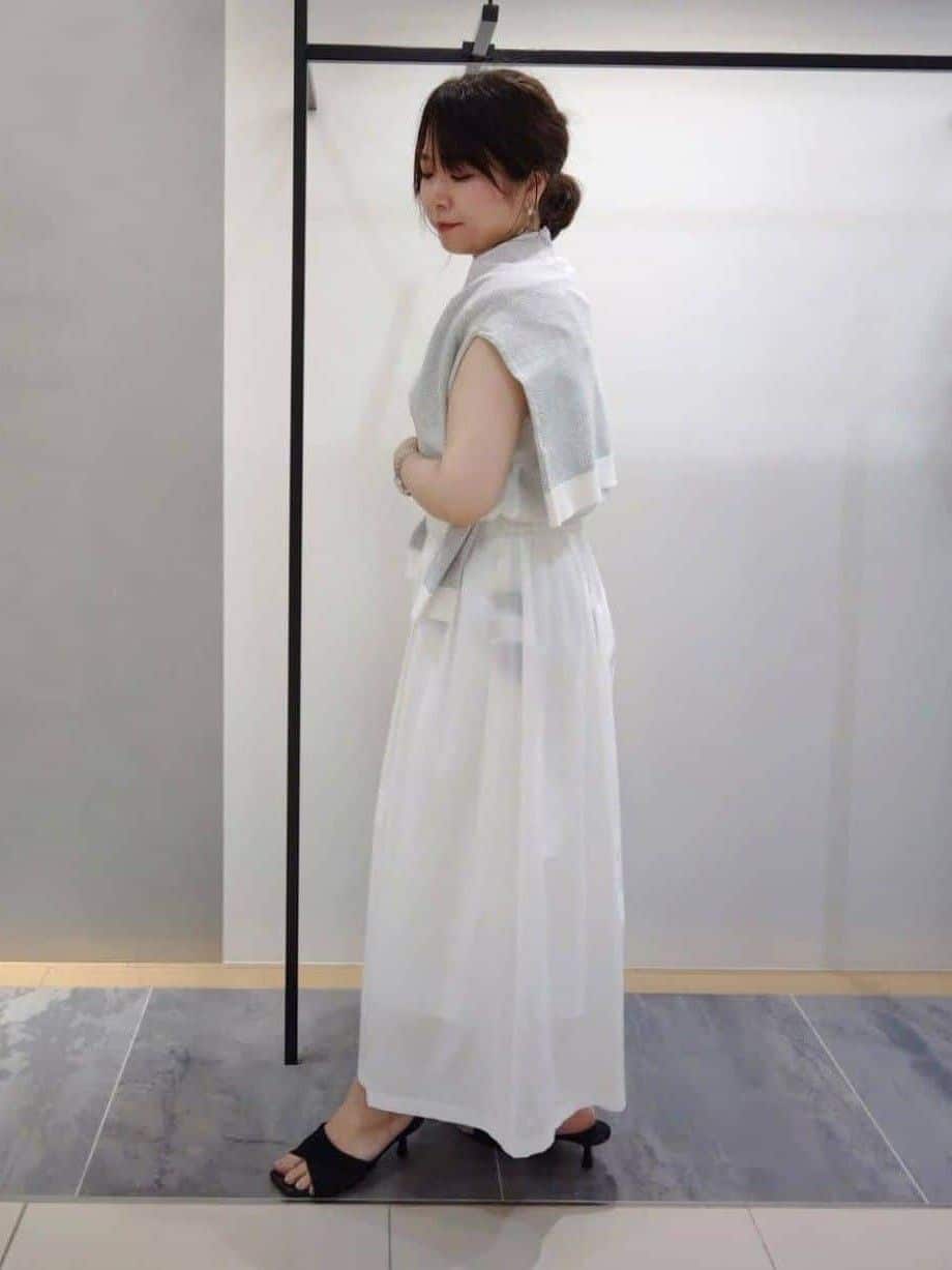 TOMOMIさんの「INDIVI｜【クールエアー素材／UVケア／セットアップ可能】エアリーフレアパンツ」を使ったコーディネート