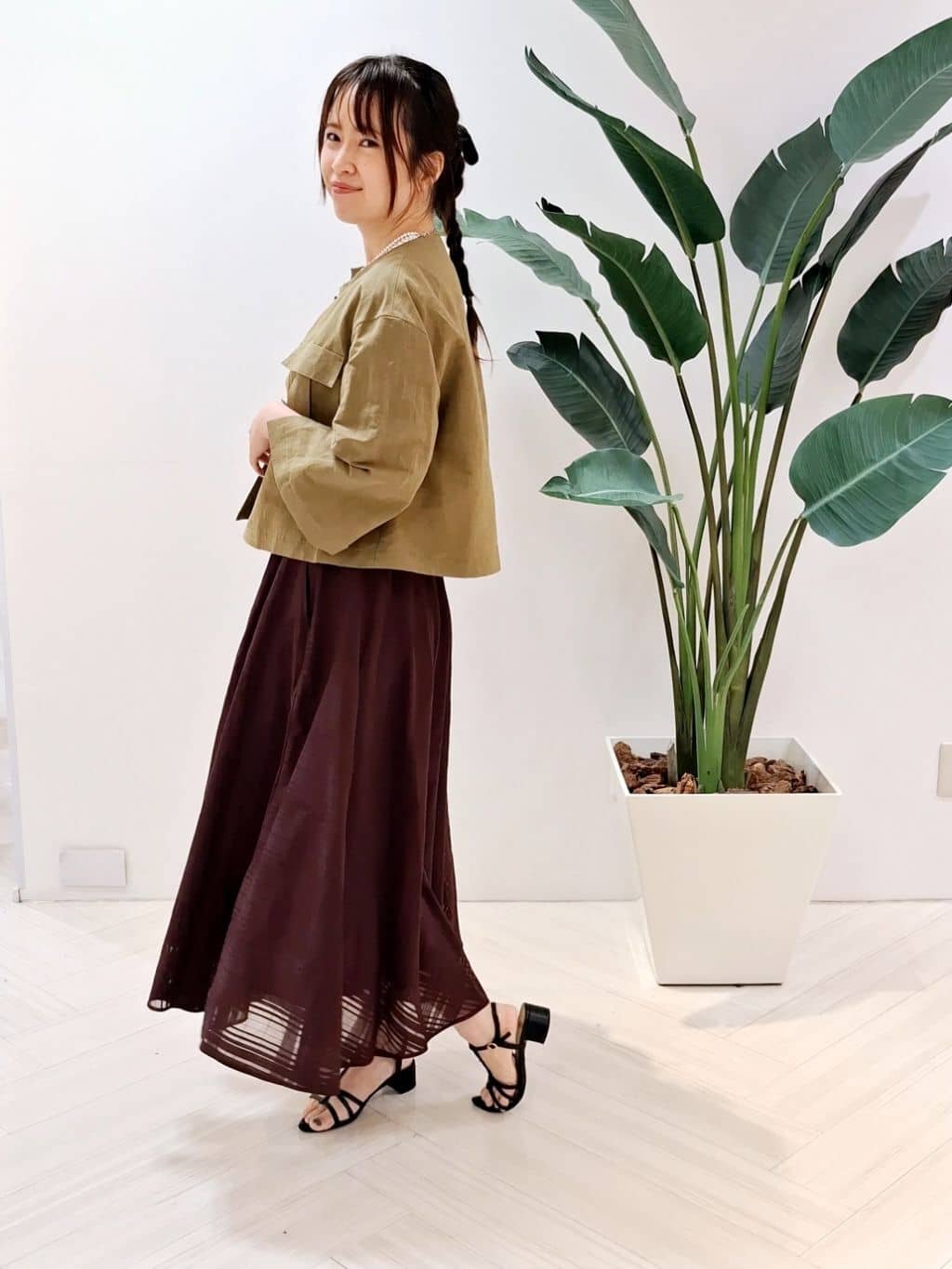 YuKaRiさんの「UNTITLED｜【コットン100/ゆったり/ショート丈/洗える】ベロアロゴTシャツ」を使ったコーディネート