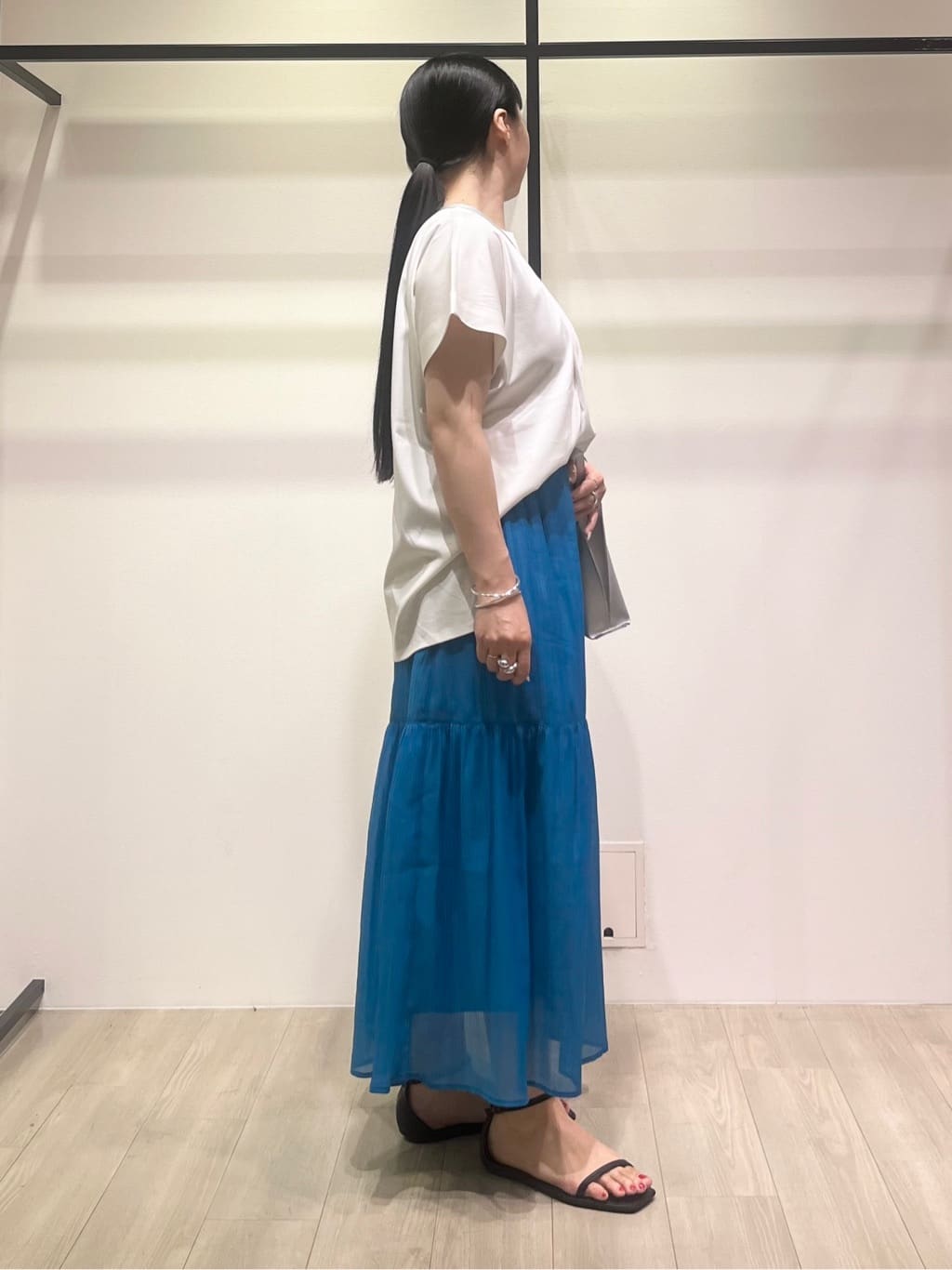hasuさんの「INDIVI｜【洗える／汗ジミ防止】バイカラー＆アシメヘム Tシャツ」を使ったコーディネート