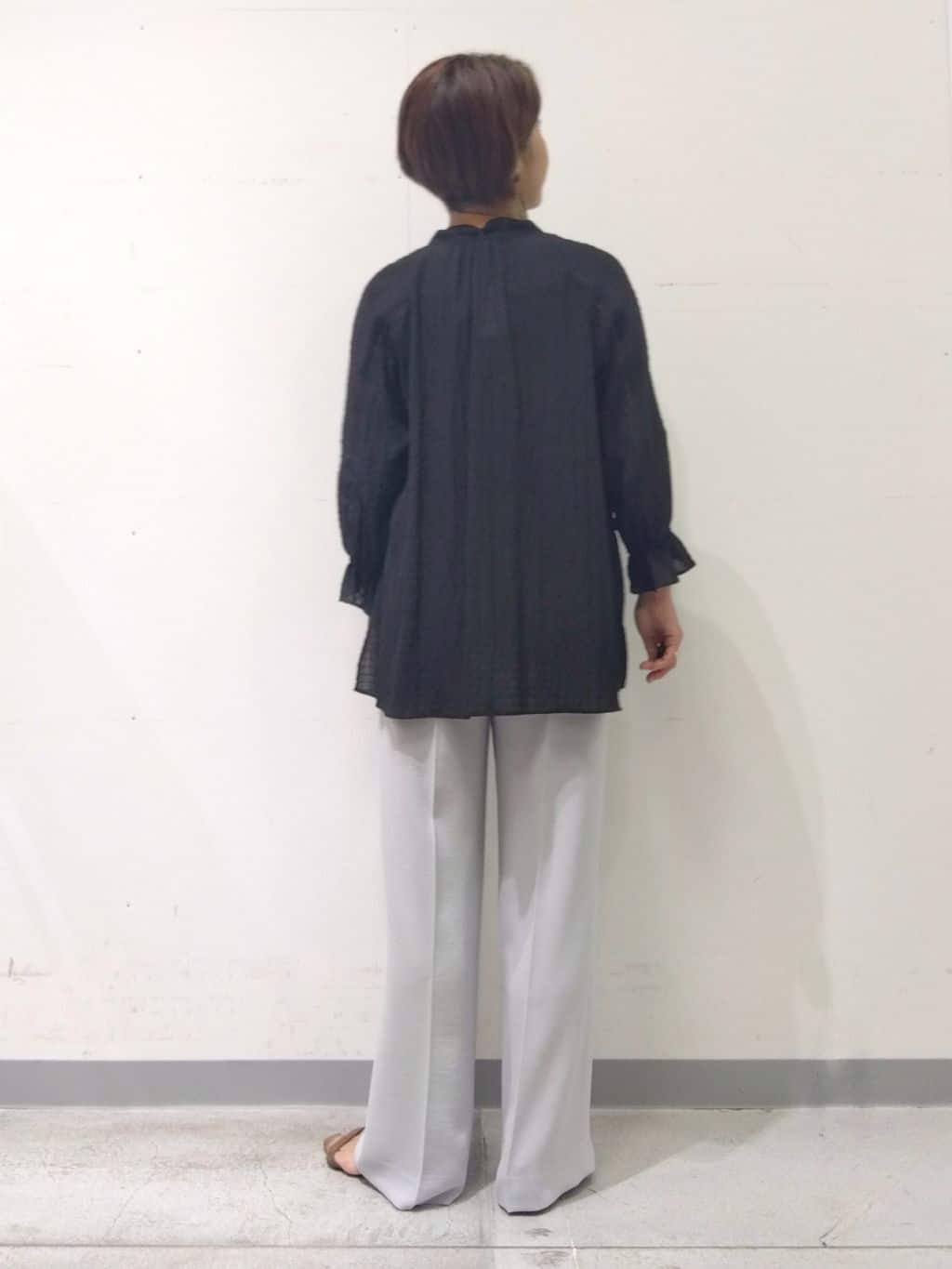 Kさんの「INDIVI｜【洗える／シャーリング素材】ボリューム袖エアリーブラウス」を使ったコーディネート