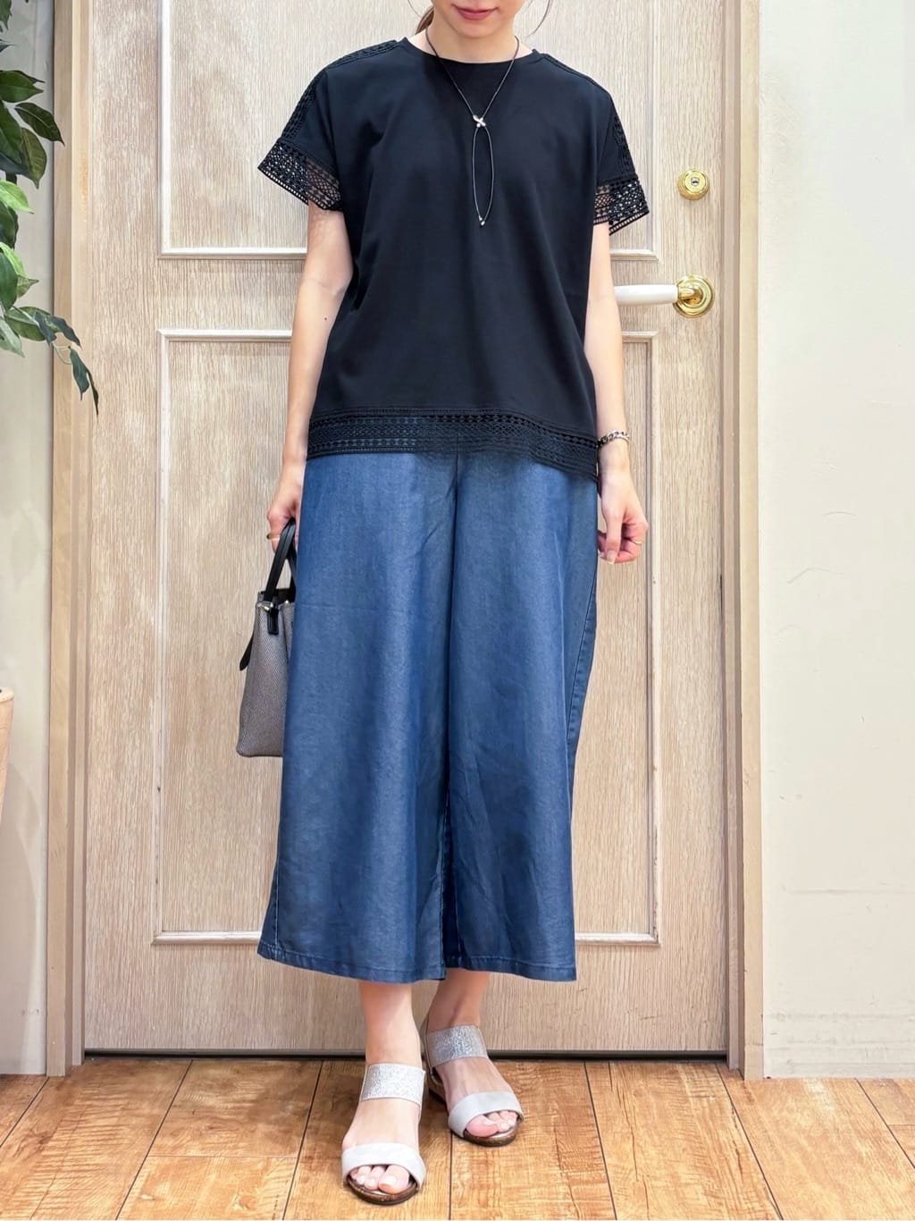 なみさんの「SHOO･LA･RUE｜【洗える/S-LL/ひんやり】金ボタンがアクセント　大人のデニムガウチョパンツ」を使ったコーディネート