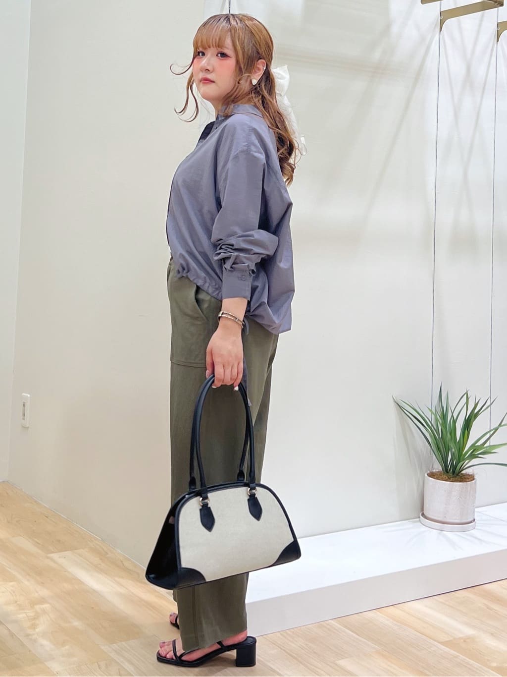 みことさんの「grove｜【接触冷感】見た目はきちんと、着心地はらくちん クロップドベイカーパンツ」を使ったコーディネート